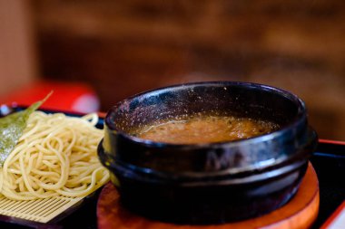 Japon yemekleri masada servis.
