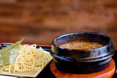 Japon yemekleri masada servis.