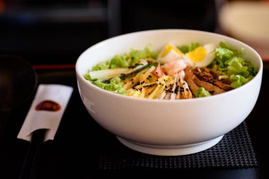 Japon yemekleri masada servis.