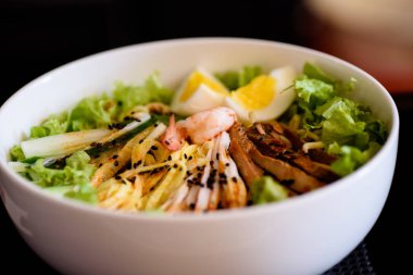 Japon yemekleri masada servis.