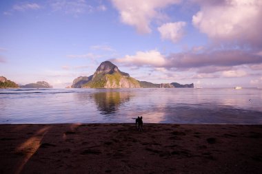Callao Adası manzaralı El Nido 'da gün doğumu.