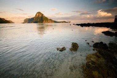 Callao Adası manzaralı El Nido 'da gün doğumu.