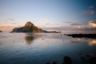Callao Adası manzaralı El Nido 'da gün doğumu.