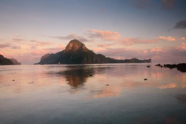 Callao Adası manzaralı El Nido 'da gün doğumu.
