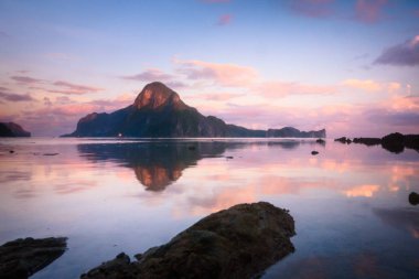 Callao Adası manzaralı El Nido 'da gün doğumu.