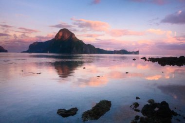 Callao Adası manzaralı El Nido 'da gün doğumu.