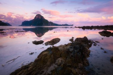 Callao Adası manzaralı El Nido 'da gün doğumu.
