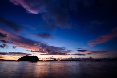 El Nido, Palawan sahilinde gün batımı.