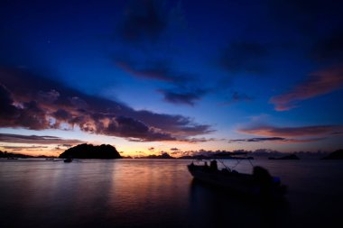 El Nido, Palawan sahilinde gün batımı.