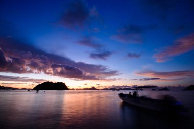 El Nido, Palawan sahilinde gün batımı.