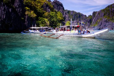 Cennet adası ve kristal berrak su El Nido, Palawan, Filipinler.