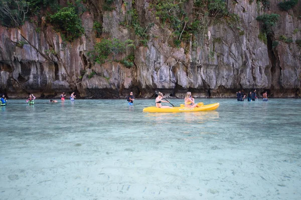 Isla Paradisíaca Aguas Cristalinas Nido Palawan Filipinas — Foto de Stock