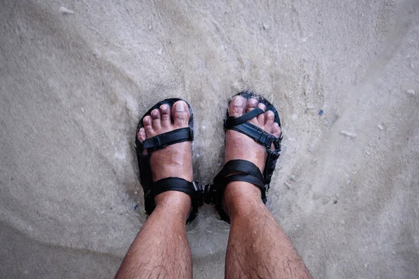 Ноги Сандалии Белом Песке — стоковое фото