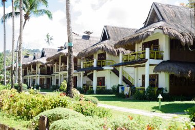 Sahil evi olarak modern bahay kubo.