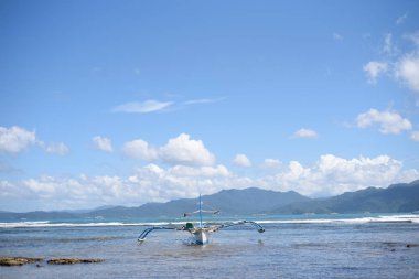 Sahilinde balıkçı teknesi