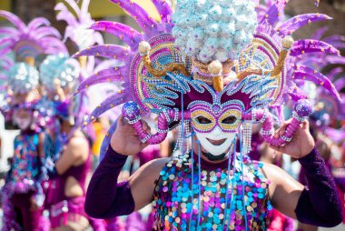 Masskara Festivali sokak dansı katılımcısı kameraya bakıyor.