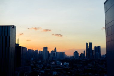 Şehirde günbatımı.