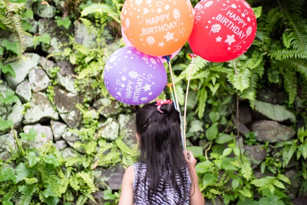 Menina Segurando Aniversário Balões — Fotografia de Stock