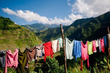 Dağlık arazide kuru giysiler..