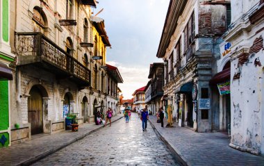 Calle Crisologo 'nun tarihi caddesi, Vigan, Ilocos Sur, Filipinler.