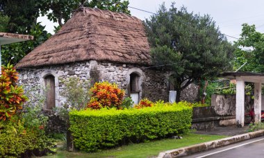 Filipinler, Batanes 'te cogon çatılı taş ev.