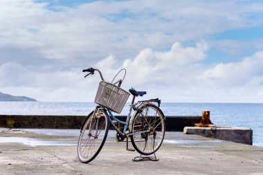 Sahilde park etmiş bisiklet..