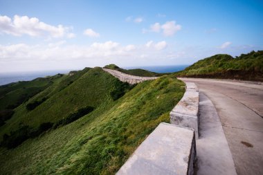 Vayang Rolling Hills, Batanes, Filipinler 'deki manzara yolu.