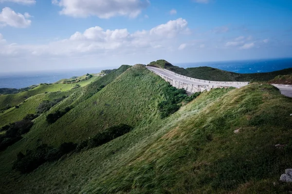 Vayang Rolling Hills, Batanes, Filipinler 'deki manzara yolu.