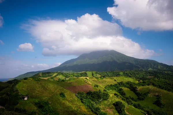Mt. Dağın manzarası Iraya Vayang Rolling Hills, Batanes, Filipinler 'de.