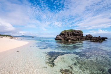 Güzel mavi sularına Sabtang, Batanes, Filipinler.