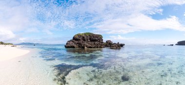 Güzel mavi sularına Sabtang, Batanes, Filipinler.