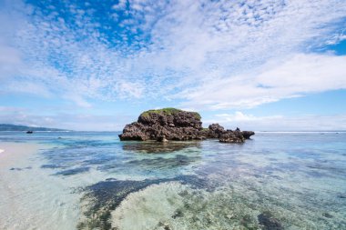 Güzel mavi sularına Sabtang, Batanes, Filipinler.