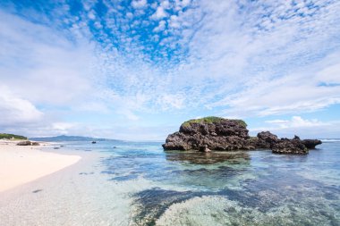 Güzel mavi sularına Sabtang, Batanes, Filipinler.