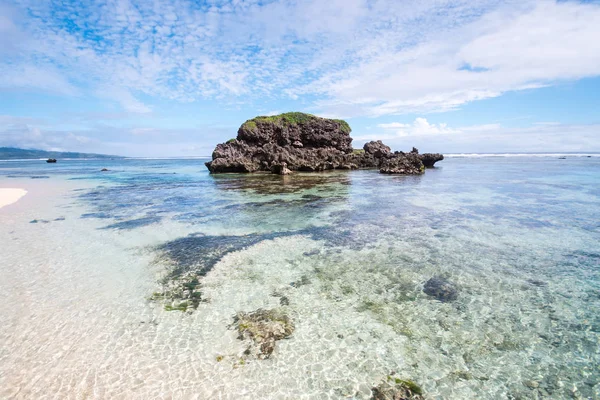 Güzel mavi sularına Sabtang, Batanes, Filipinler.