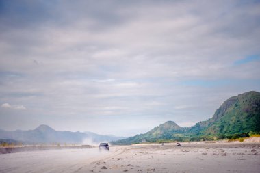 Engebeli yolda Mt. Pinatubo Krater Gölü gezinme.