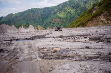 Engebeli yolda Mt. Pinatubo Krater Gölü gezinme.