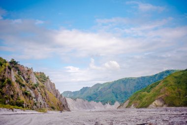 Engebeli yolda Mt. Pinatubo Krater Gölü gezinme.
