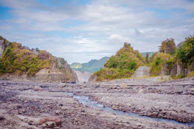 Engebeli yolda Mt. Pinatubo Krater Gölü gezinme.