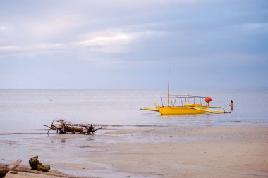 Sarı tekne kıyıda demir attı
