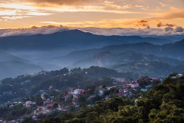 Východ slunce v Mines View Park, Baguio, Filipíny — Stock fotografie
