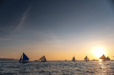 Günbatımında Filipinler, Boracay Adası 'nda Paraw yelkenlisi