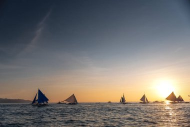 Günbatımında Filipinler, Boracay Adası 'nda Paraw yelkenlisi
