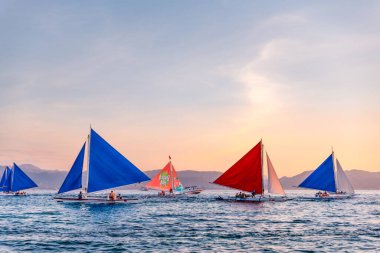 Boracay Adası, Aklan, Filipinler - Ziyaretçiler günbatımının tadını çıkarıyorlar 