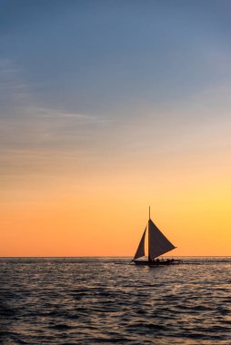 Günbatımında Filipinler, Boracay Adası 'nda Paraw yelkenlisi