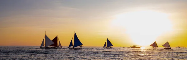 Paraw navegando en Boracay Island, Filipinas al atardecer — Foto de Stock