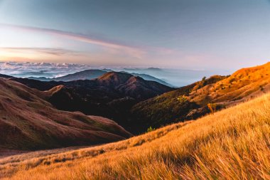 Filipinler 'deki Pulag Dağı Ulusal Parkı' nın zirvesindeki bulutların manzarası..