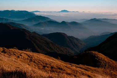 Filipinler 'deki Pulag Dağı Ulusal Parkı' nın zirvesindeki bulutların manzarası..