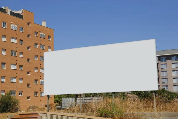 Cartelera en blanco frente a nuevos edificios — Foto de Stock