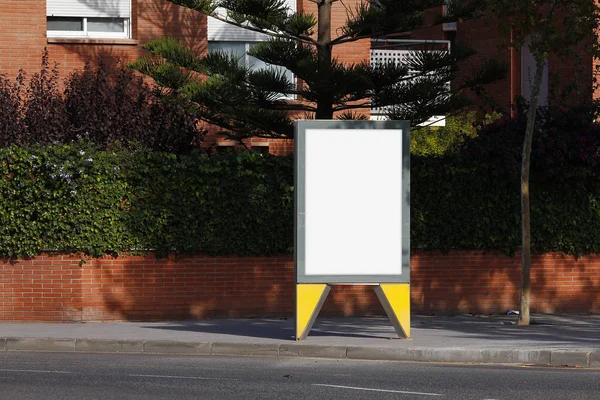 Prázdné billboard v zelené ulici — Stock fotografie