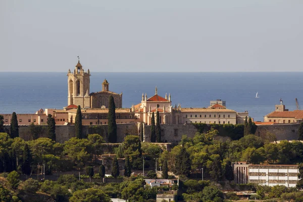 Tarragona katedral mot Medirranean havet Stockfoto